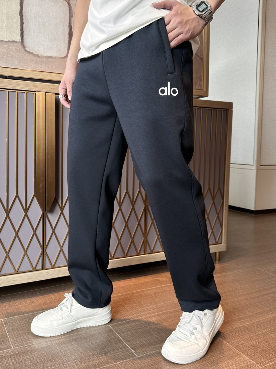NO:683940,alo2025 autumn and winter latest casual pants with velvet lining, very warm!  The shape is great, it can repair various leg shapes very well, and it is very personalized!  Soft and sweat-wicking, extremely comfortable. The waistband of the trouser legs is customized with elastic elastic bands and original accessories details. The upper body is sporty, casual and fashionable, a must-have for leisure and travel. Sizes L-XXXXL,,19860909alo2025秋冬最新休闲裤 内里加绒,非常保暖！版型超赞,能很好的修复各种腿型,非常个性！柔软排汗,舒适度极高.裤腿腰部订制松紧橡筋、原版辅料细节.上身运动休闲时尚,出街休闲、外出旅游必备. 尺码L-XXXXL,,,Men's clothing