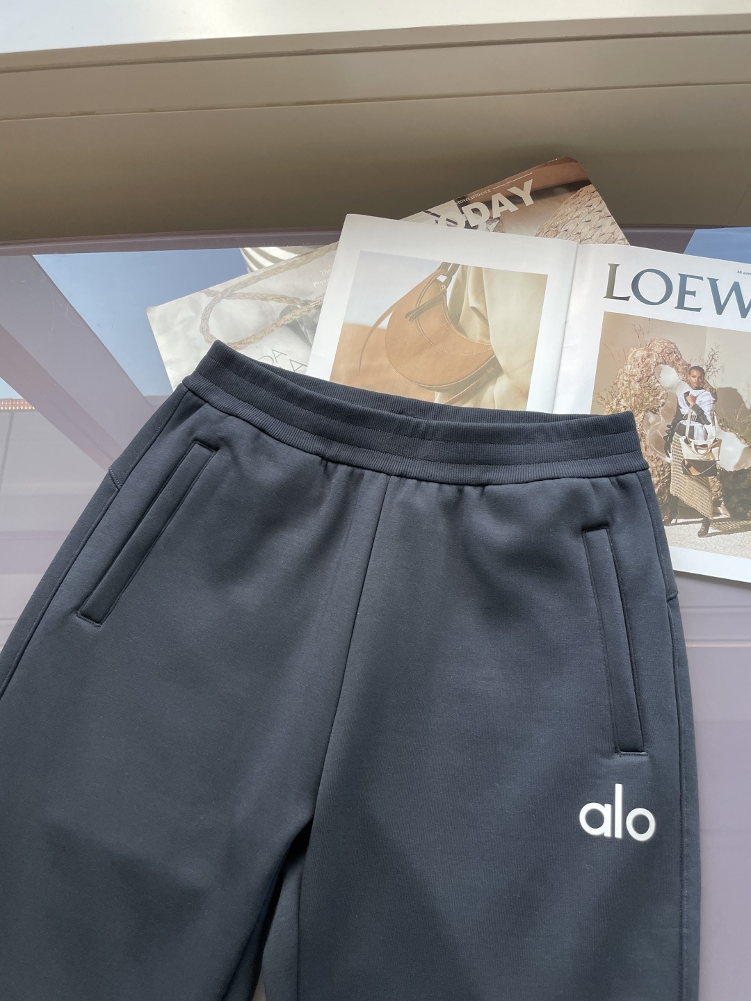 alo 2025秋冬最新休闲裤 内里加绒，非常保暖！版型超赞，能很好的修复各种腿型，非常个性！柔软排汗，