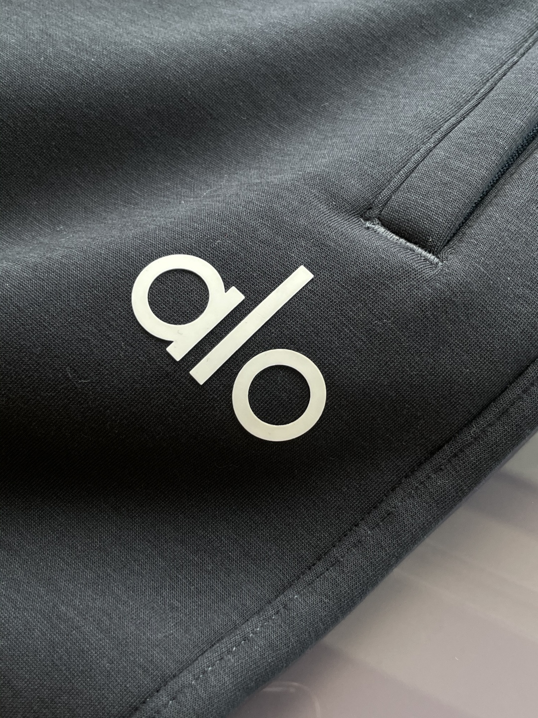 alo 2025秋冬最新休闲裤 内里加绒，非常保暖！版型超赞，能很好的修复各种腿型，非常个性！柔软排汗，