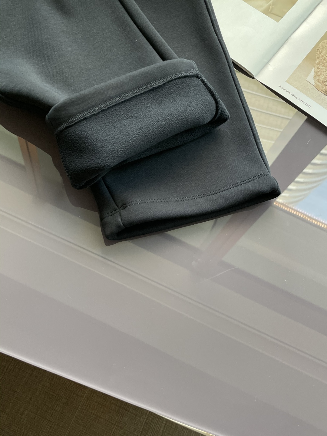 alo 2025秋冬最新休闲裤 内里加绒，非常保暖！版型超赞，能很好的修复各种腿型，非常个性！柔软排汗，