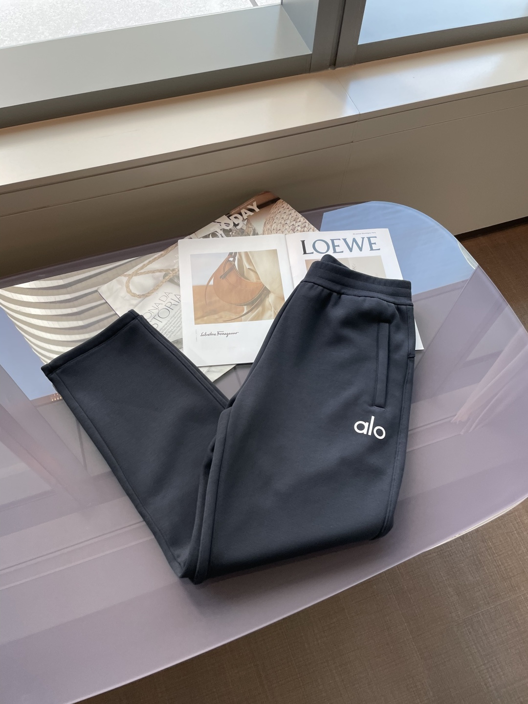 alo 2025秋冬最新休闲裤 内里加绒，非常保暖！版型超赞，能很好的修复各种腿型，非常个性！柔软排汗，
