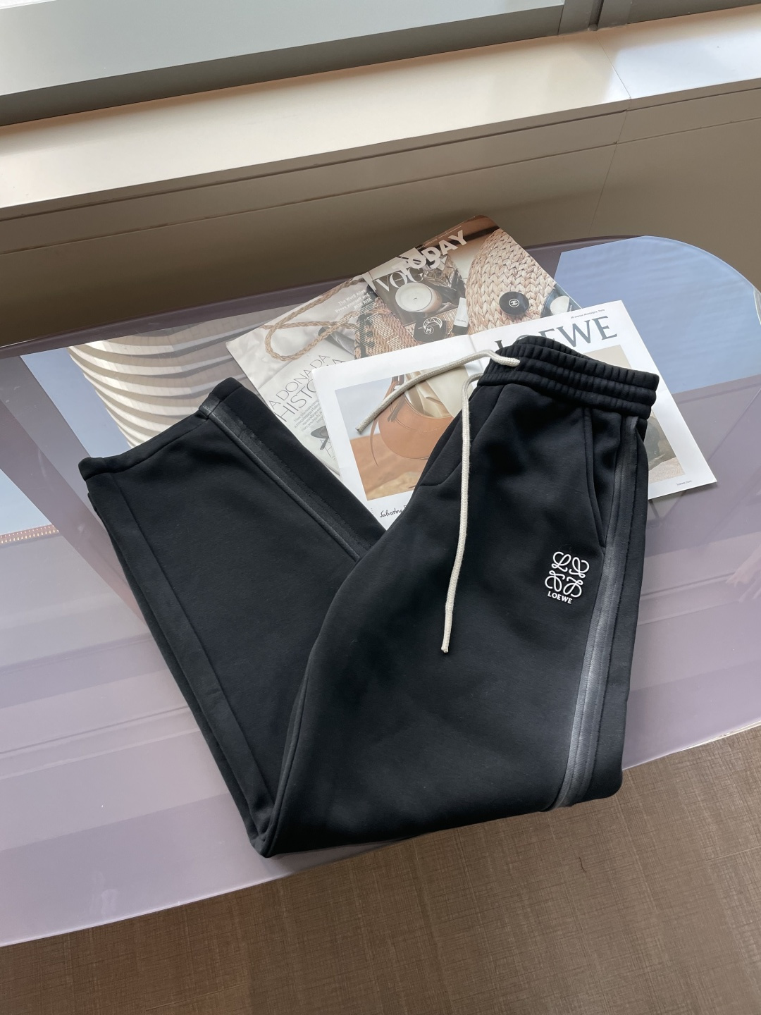 Loewe 2025秋冬最新系列男士加厚休闲裤！内里加绒，非常保暖，北方的宝子们赶紧备上！采用客供弹力柔