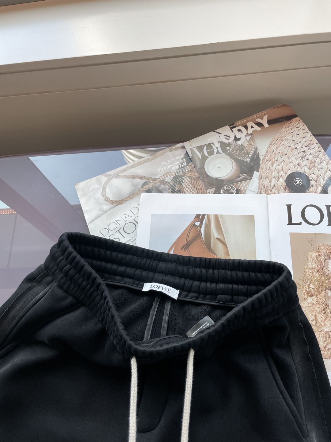 Loewe 2025秋冬最新系列男士加厚休闲裤！内里加绒，非常保暖，北方的宝子们赶紧备上！采用客供弹力柔