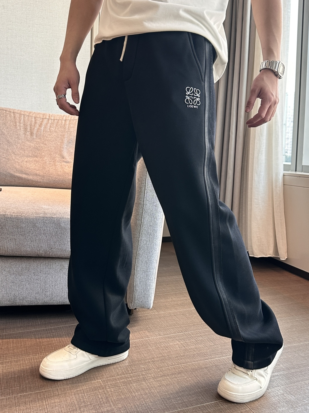 NO:683945,Loewe 2025 autumn and winter latest series of men's thickened casual pants!  It's lined with velvet and is very warm, so those in the north should quickly prepare it!  Made of customer-supplied elastic soft cotton material, soft and delicate, and feels great!  The brand style is clear at a glance!  Minimalist design, no extra exaggerated elements to declare victory, fine details, original custom-made hardware accessories, just the right thickness, easy to control in all weathers, classic color upper body, very energetic, multiple styles of wear, casual business, daily life, fashion trends can be controlled!  The overall style and fashion sense are extremely outstanding, bringing extraordinary clothing taste!  Size M-XXXL,,loewe,19860909Loewe 2025秋冬最新系列男士加厚休闲裤！ 内里加绒,非常保暖,北方的宝子们赶紧备上！ 采用客供弹力柔棉材质,柔软细腻,手感绝佳！品牌格调一览无余！极简主义设计,没有多余浮夸的元素来宣兵夺主,细节做工精细,五金配件原版定制,厚薄程度也是恰到好处,轻松驾驭各种天气,经典颜色上身很显精气神,多种风格穿搭,休闲商务、日常生活、时尚潮流均可驾驭！整体不论是档次还是时尚感都是极为出色的,带来非凡的衣着品味！ 尺码M-XXXL,,loewe,,Men's clothing