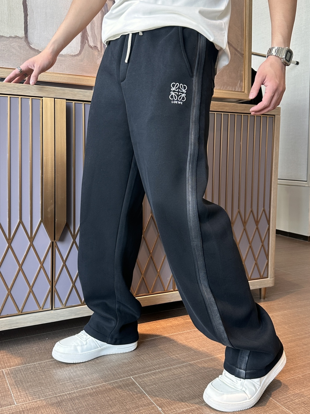 Loewe 2025秋冬最新系列男士加厚休闲裤！内里加绒，非常保暖，北方的宝子们赶紧备上！采用客供弹力柔