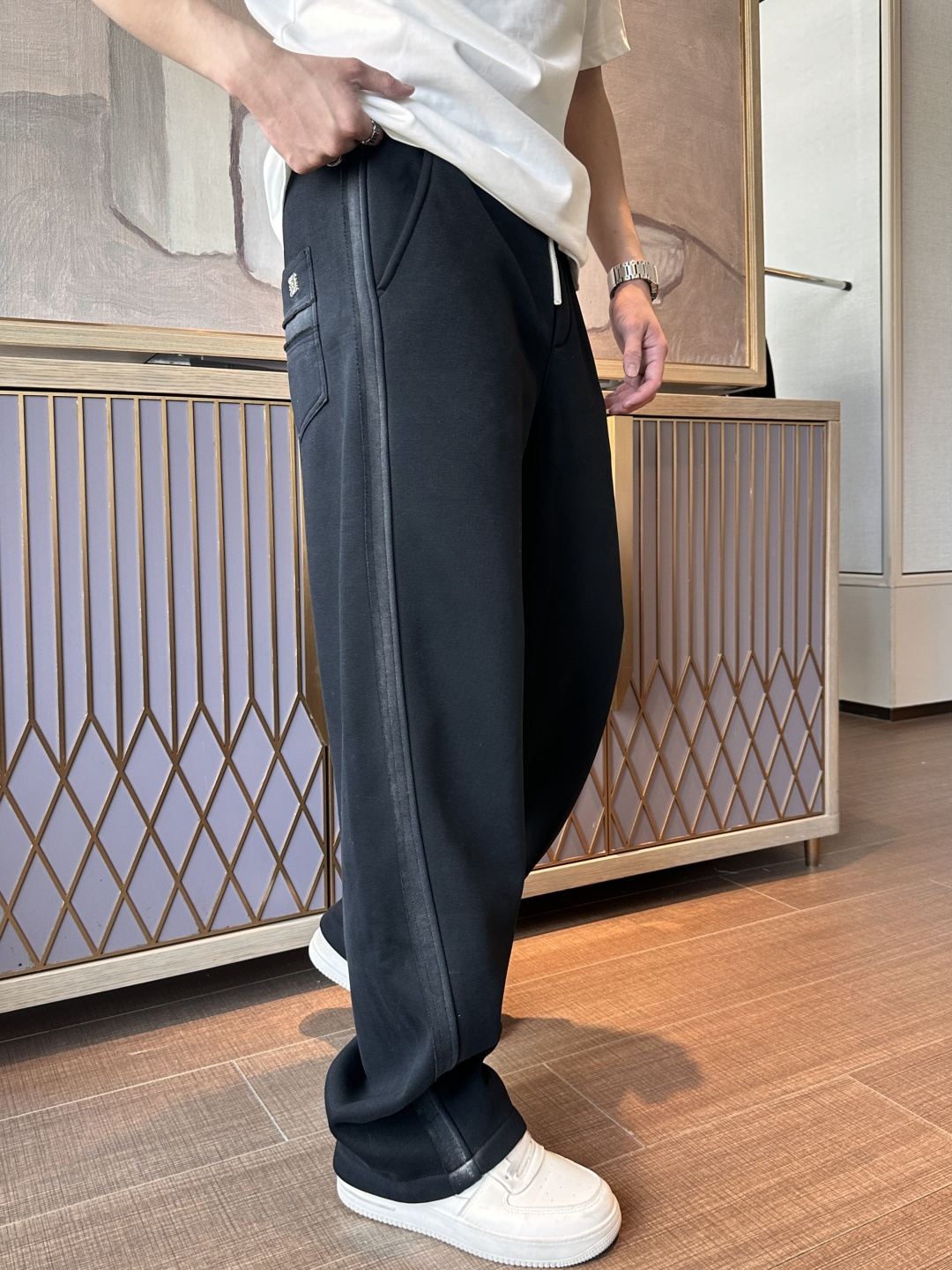 Loewe 2025秋冬最新系列男士加厚休闲裤！内里加绒，非常保暖，北方的宝子们赶紧备上！采用客供弹力柔