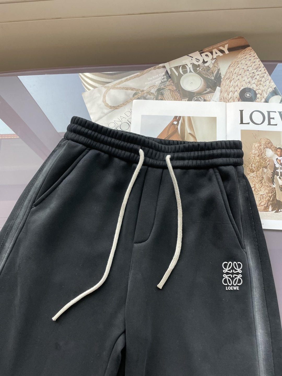 Loewe 2025秋冬最新系列男士加厚休闲裤！内里加绒，非常保暖，北方的宝子们赶紧备上！采用客供弹力柔