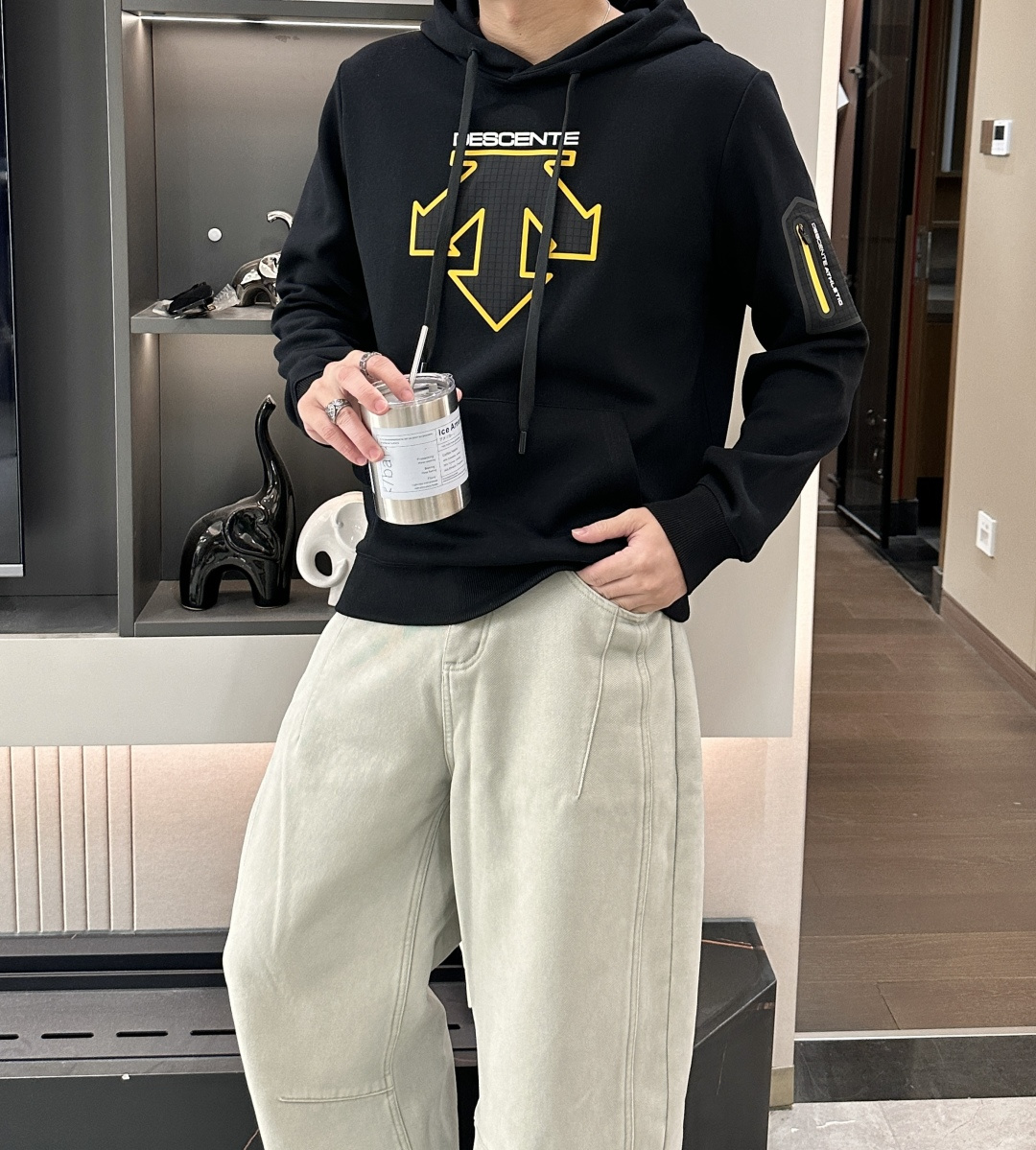 迪桑特 套头连帽卫衣；经典套头男女同款，简约大气系列单品，低调奢华大气百搭款！卫衣选用客供100%高克重