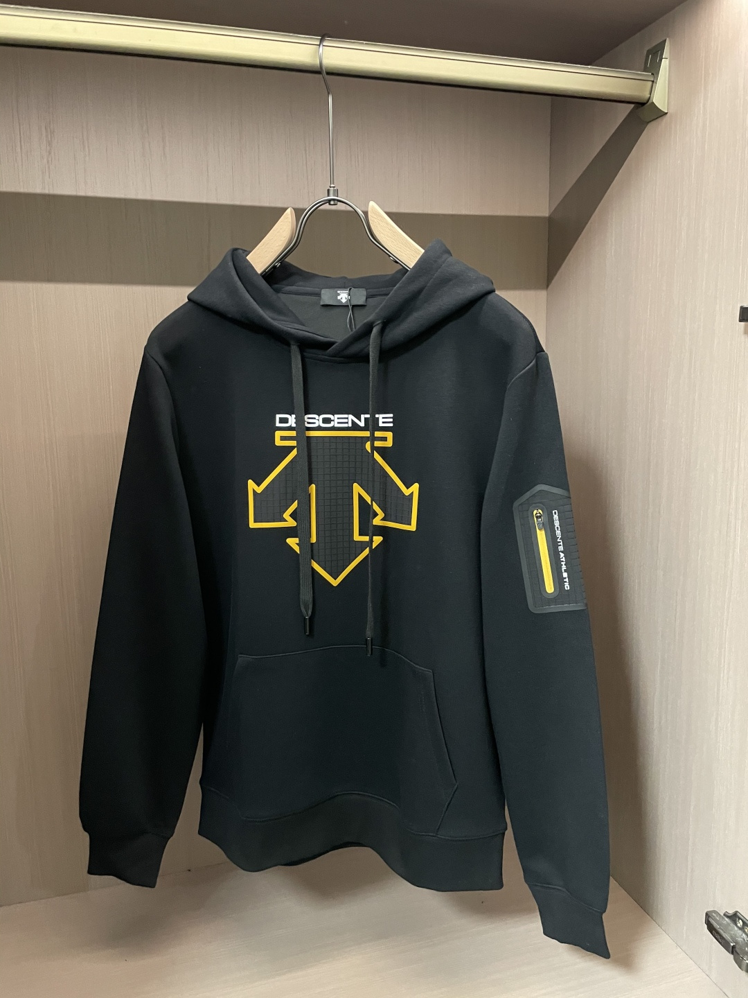 迪桑特 套头连帽卫衣；经典套头男女同款，简约大气系列单品，低调奢华大气百搭款！卫衣选用客供100%高克重