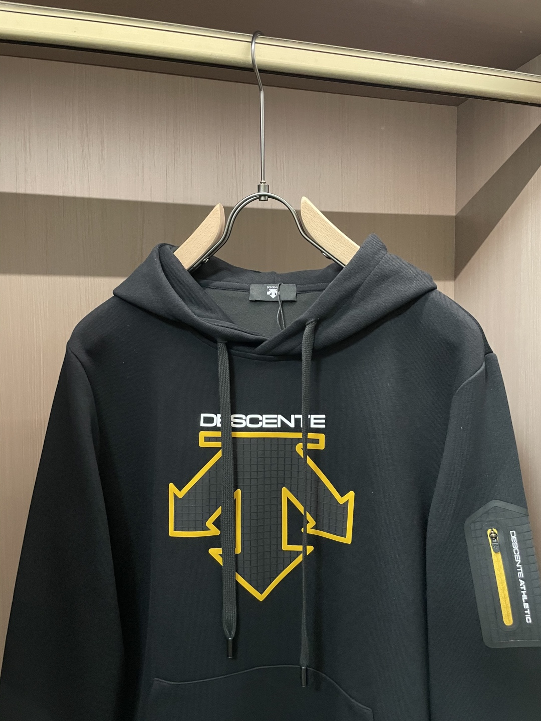 迪桑特 套头连帽卫衣；经典套头男女同款，简约大气系列单品，低调奢华大气百搭款！卫衣选用客供100%高克重