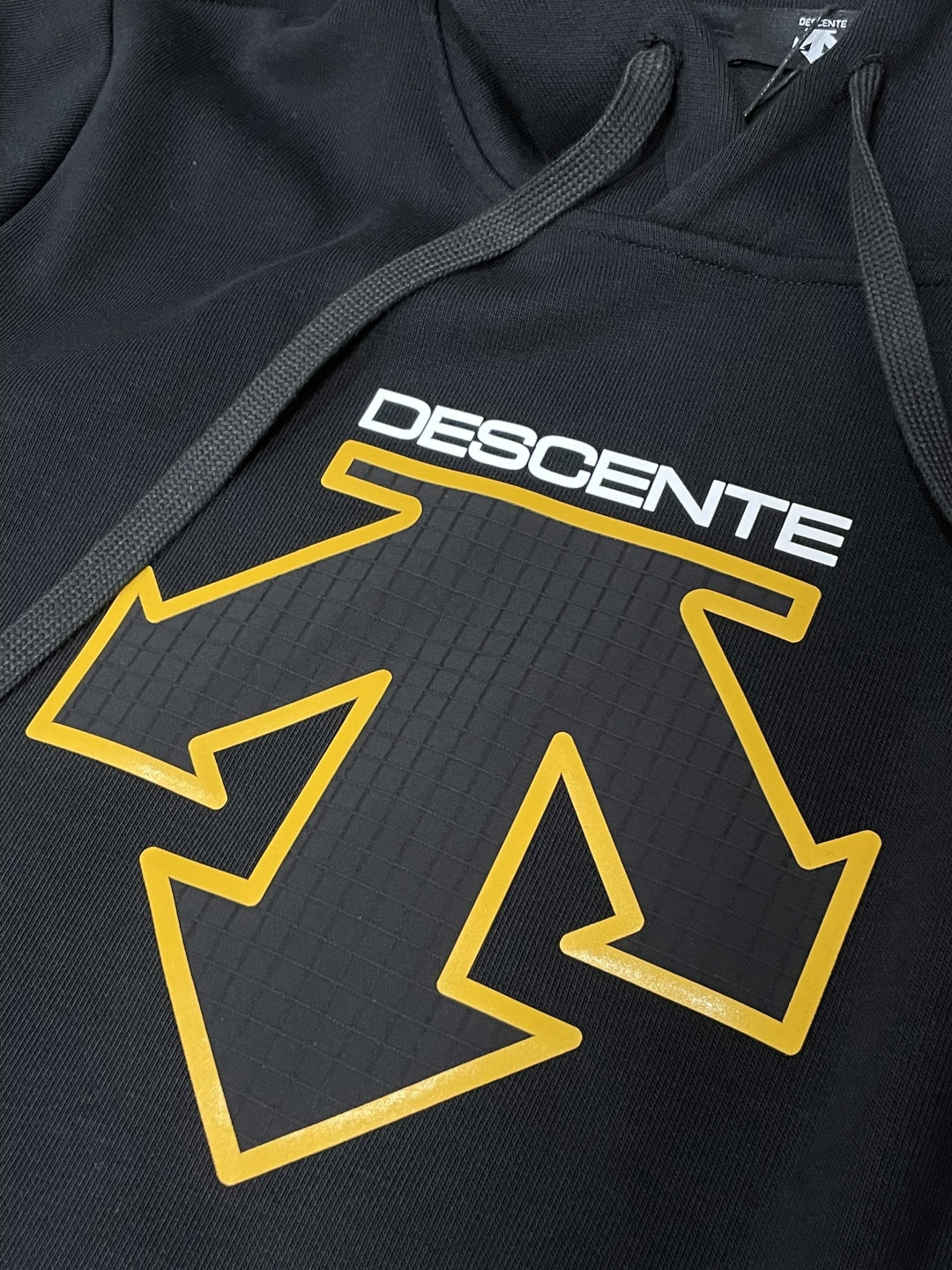 迪桑特 套头连帽卫衣；经典套头男女同款，简约大气系列单品，低调奢华大气百搭款！卫衣选用客供100%高克重