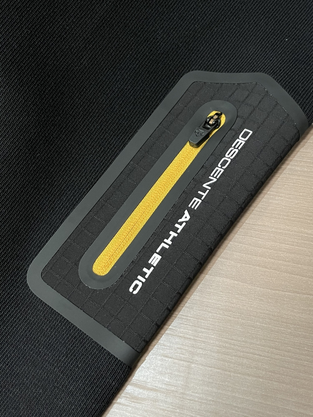 迪桑特 套头连帽卫衣；经典套头男女同款，简约大气系列单品，低调奢华大气百搭款！卫衣选用客供100%高克重