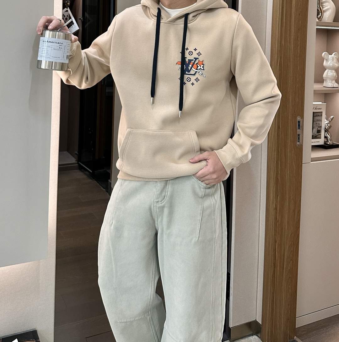 Lv 套头连帽卫衣；经典套头男女同款，简约大气系列单品，低调奢华大气百搭款！卫衣选用客供100%高克重棉