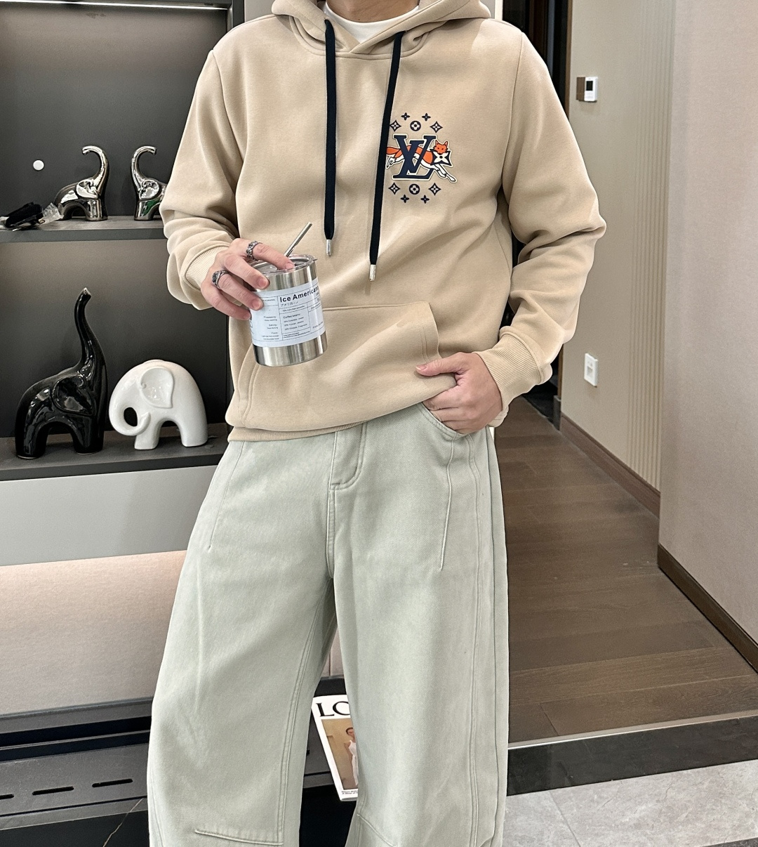 Lv 套头连帽卫衣；经典套头男女同款，简约大气系列单品，低调奢华大气百搭款！卫衣选用客供100%高克重棉