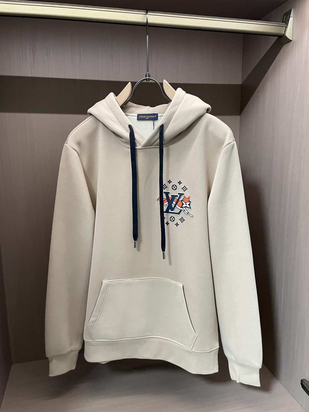 Lv 套头连帽卫衣；经典套头男女同款，简约大气系列单品，低调奢华大气百搭款！卫衣选用客供100%高克重棉