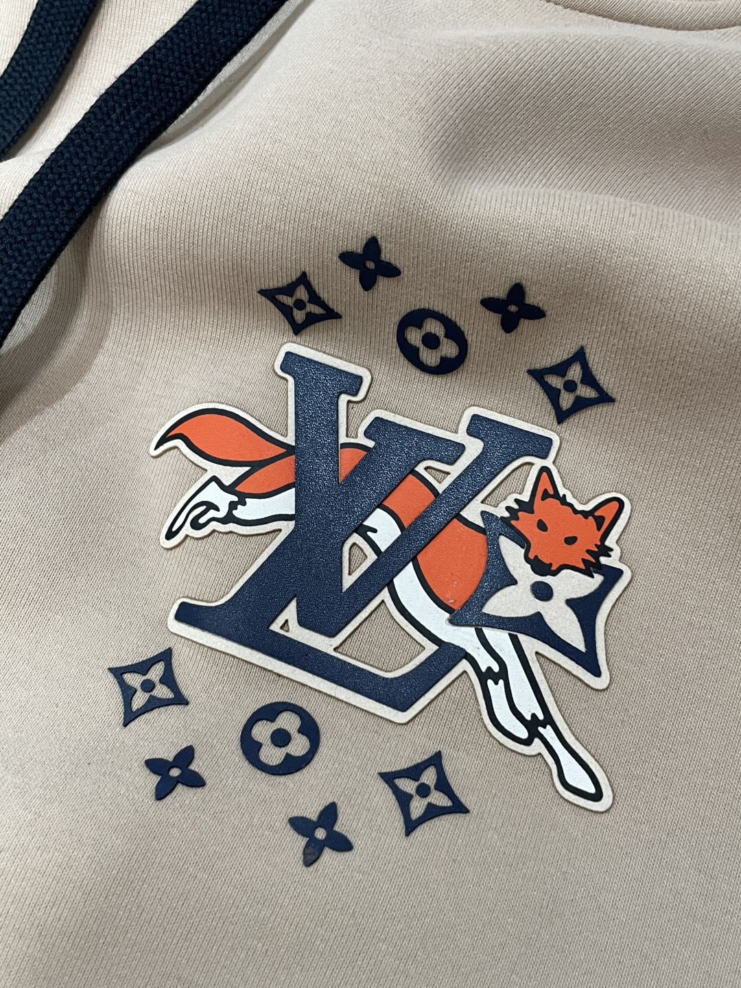 Lv 套头连帽卫衣；经典套头男女同款，简约大气系列单品，低调奢华大气百搭款！卫衣选用客供100%高克重棉