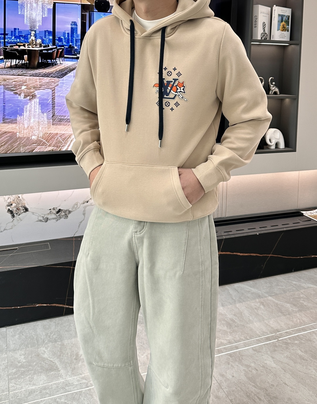 Lv 套头连帽卫衣；经典套头男女同款，简约大气系列单品，低调奢华大气百搭款！卫衣选用客供100%高克重棉