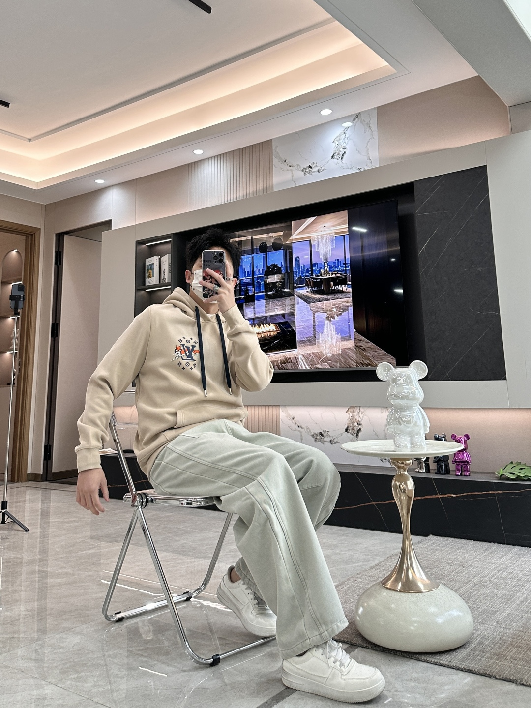 Lv 套头连帽卫衣；经典套头男女同款，简约大气系列单品，低调奢华大气百搭款！卫衣选用客供100%高克重棉