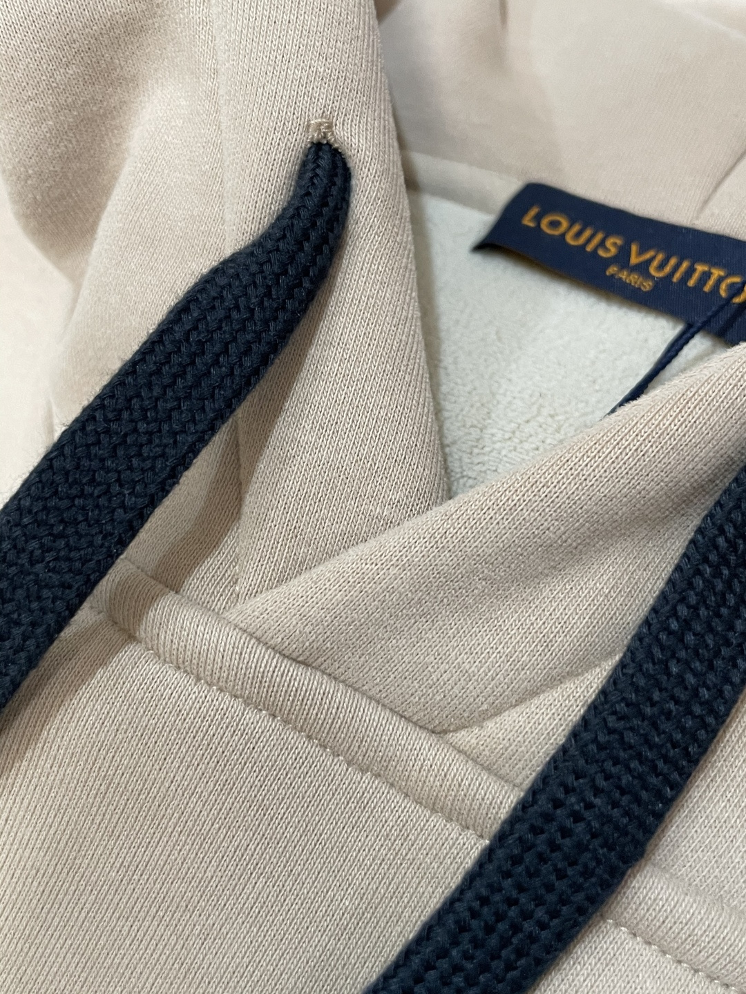 Lv 套头连帽卫衣；经典套头男女同款，简约大气系列单品，低调奢华大气百搭款！卫衣选用客供100%高克重棉