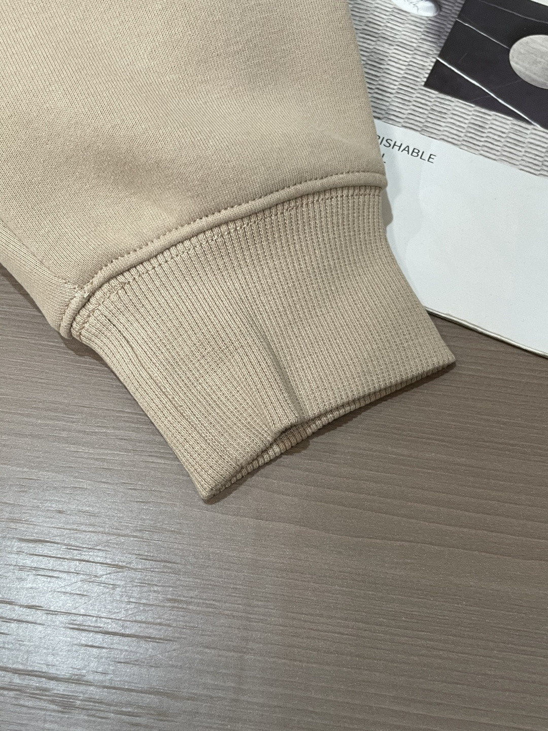 Lv 套头连帽卫衣；经典套头男女同款，简约大气系列单品，低调奢华大气百搭款！卫衣选用客供100%高克重棉