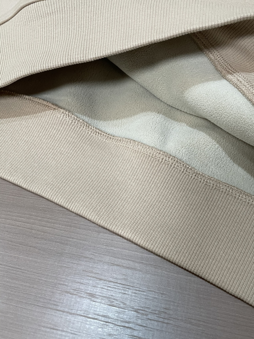 Lv 套头连帽卫衣；经典套头男女同款，简约大气系列单品，低调奢华大气百搭款！卫衣选用客供100%高克重棉