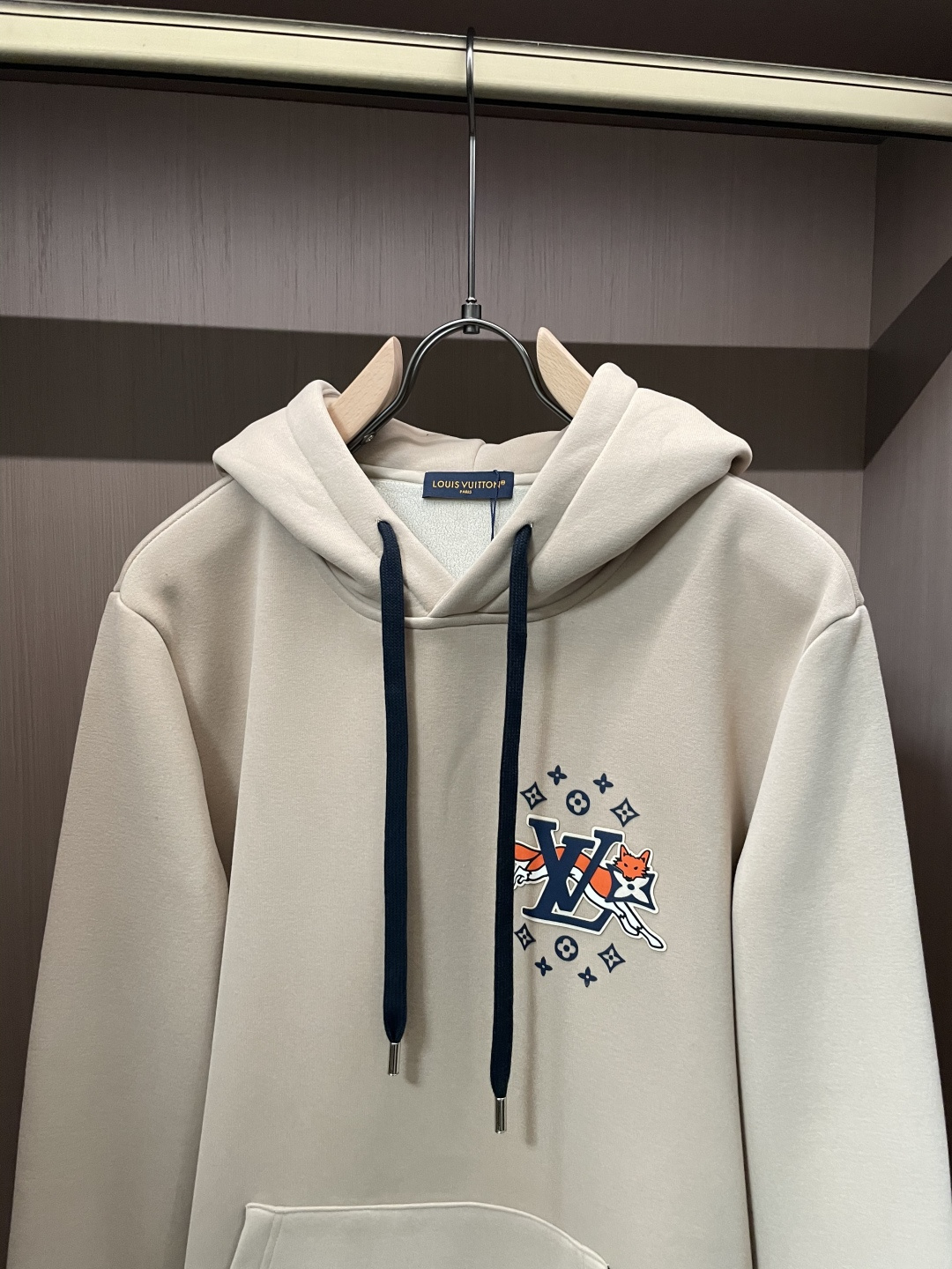 Lv 套头连帽卫衣；经典套头男女同款，简约大气系列单品，低调奢华大气百搭款！卫衣选用客供100%高克重棉
