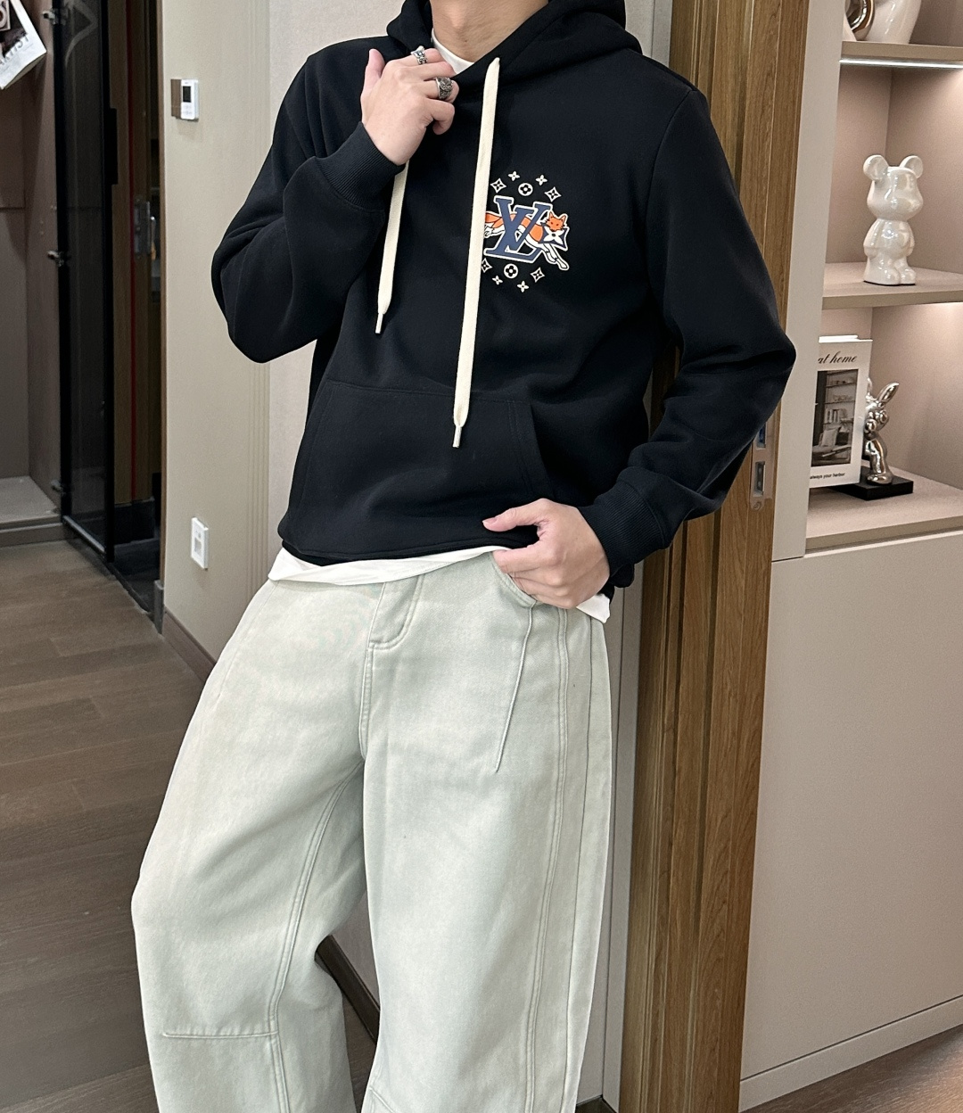 Lv 套头连帽卫衣；经典套头男女同款，简约大气系列单品，低调奢华大气百搭款！卫衣选用客供100%高克重棉