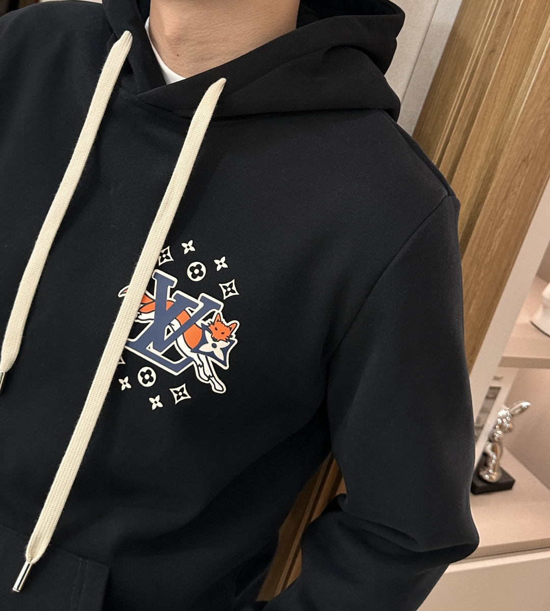 Lv 套头连帽卫衣；经典套头男女同款，简约大气系列单品，低调奢华大气百搭款！卫衣选用客供100%高克重棉