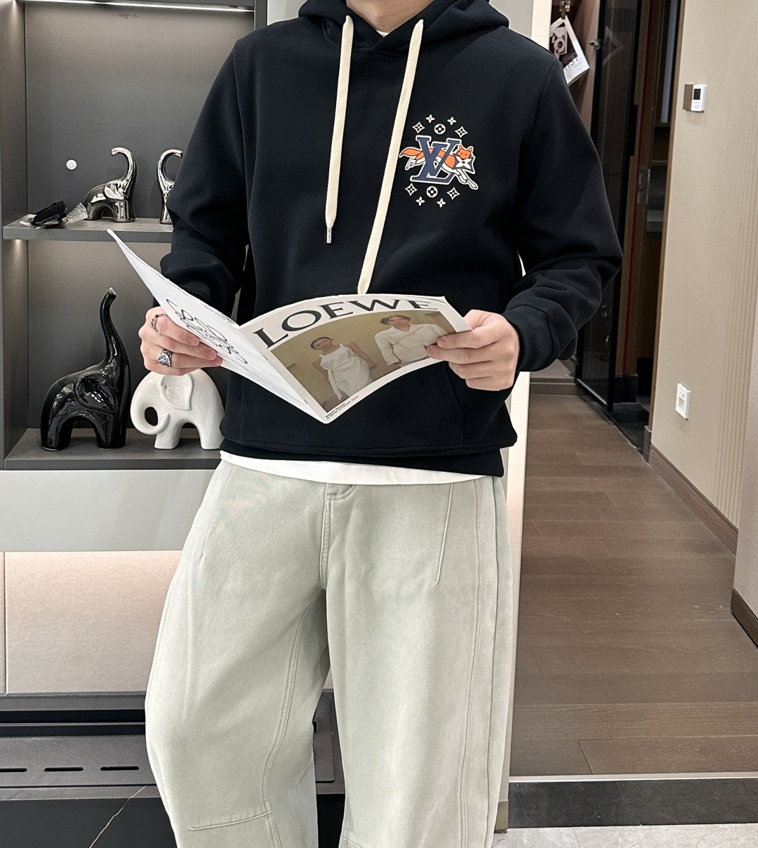 Lv 套头连帽卫衣；经典套头男女同款，简约大气系列单品，低调奢华大气百搭款！卫衣选用客供100%高克重棉