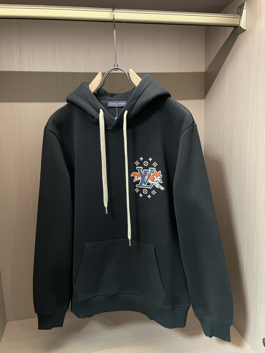 Lv 套头连帽卫衣；经典套头男女同款，简约大气系列单品，低调奢华大气百搭款！卫衣选用客供100%高克重棉