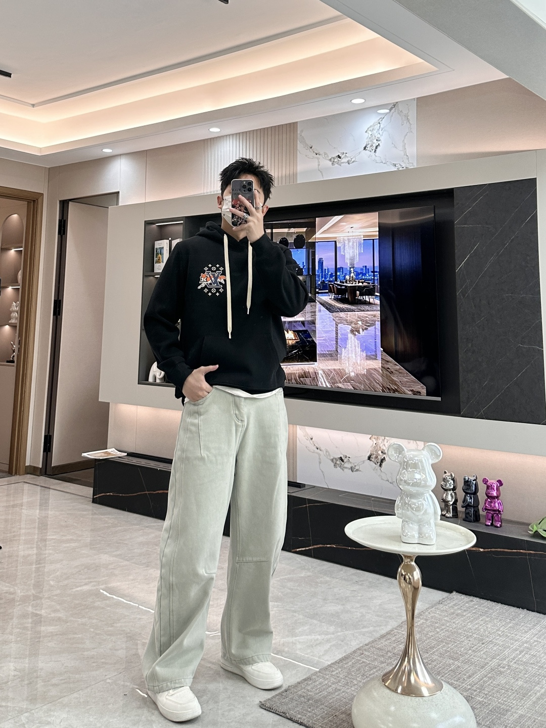 Lv 套头连帽卫衣；经典套头男女同款，简约大气系列单品，低调奢华大气百搭款！卫衣选用客供100%高克重棉