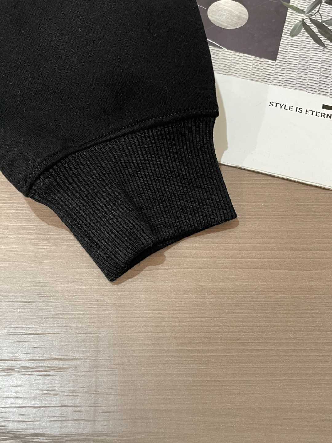 Lv 套头连帽卫衣；经典套头男女同款，简约大气系列单品，低调奢华大气百搭款！卫衣选用客供100%高克重棉