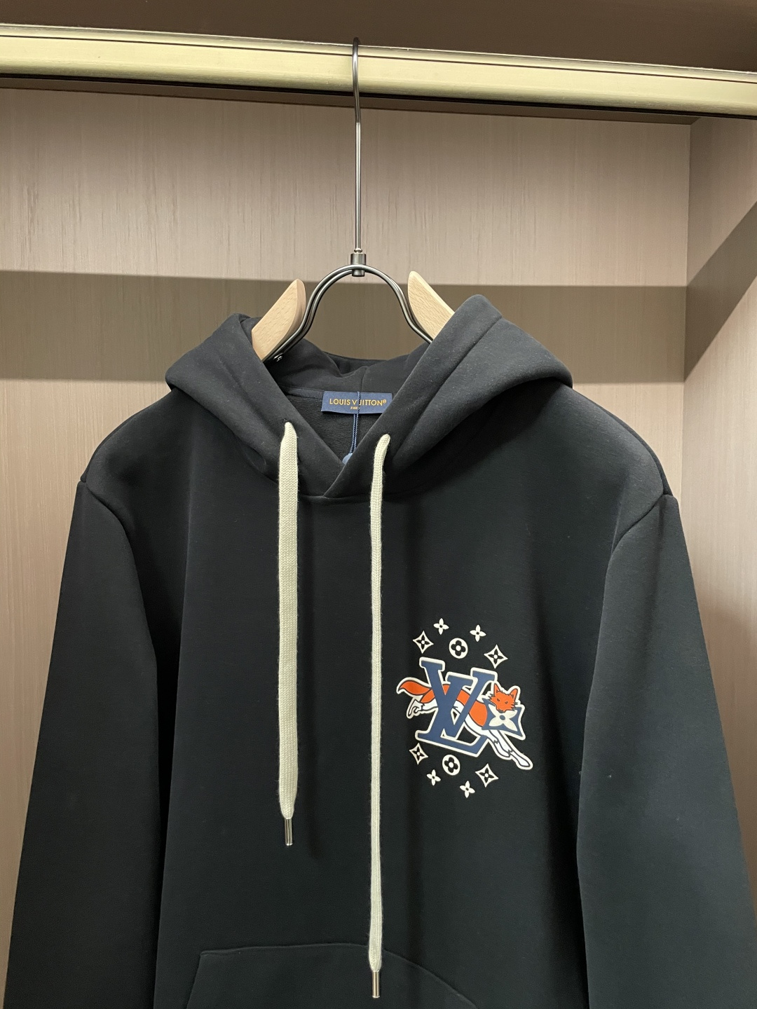 Lv 套头连帽卫衣；经典套头男女同款，简约大气系列单品，低调奢华大气百搭款！卫衣选用客供100%高克重棉