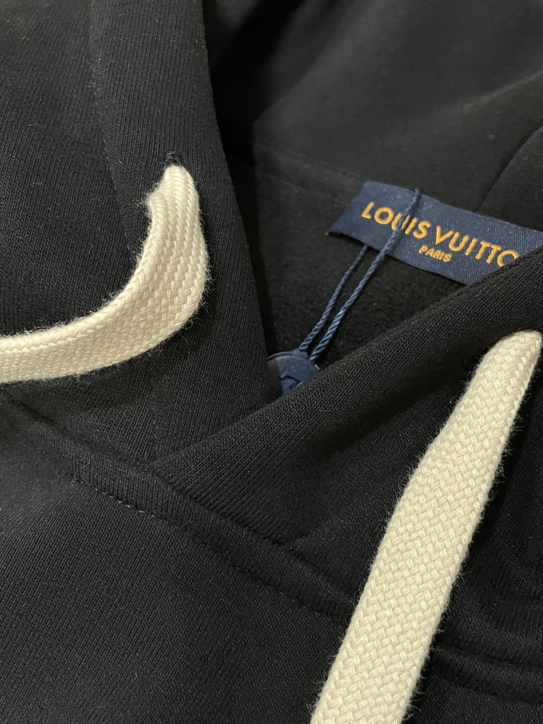 Lv 套头连帽卫衣；经典套头男女同款，简约大气系列单品，低调奢华大气百搭款！卫衣选用客供100%高克重棉