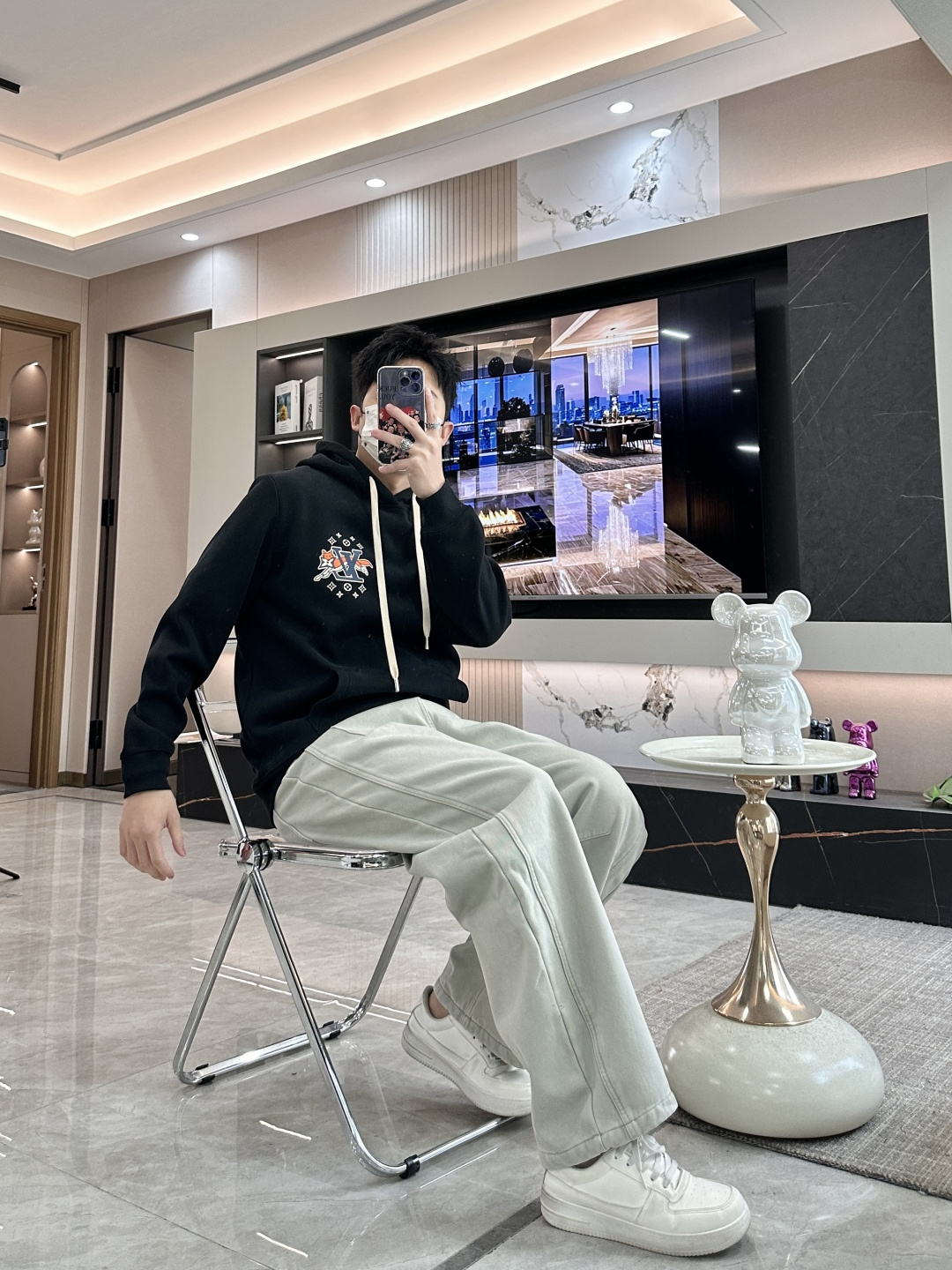 Lv 套头连帽卫衣；经典套头男女同款，简约大气系列单品，低调奢华大气百搭款！卫衣选用客供100%高克重棉