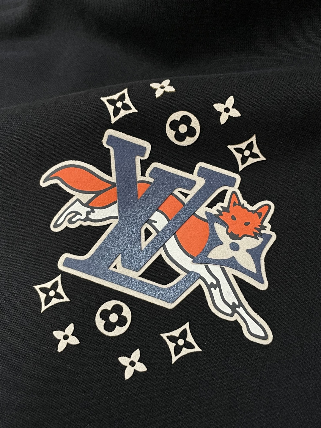 Lv 套头连帽卫衣；经典套头男女同款，简约大气系列单品，低调奢华大气百搭款！卫衣选用客供100%高克重棉