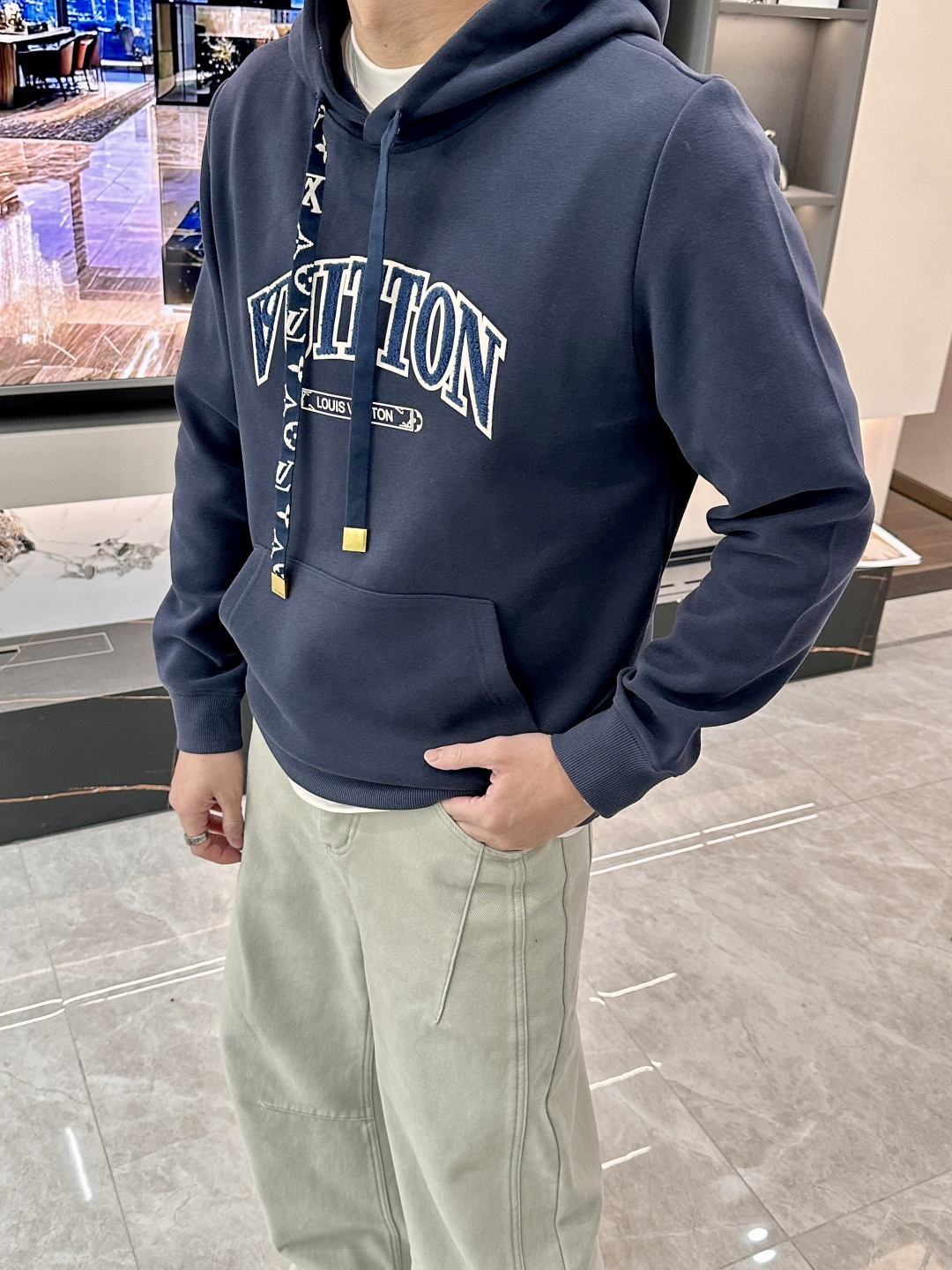 Lv 套头连帽卫衣；经典套头男女同款，简约大气系列单品，低调奢华大气百搭款！卫衣选用客供100%高克重棉