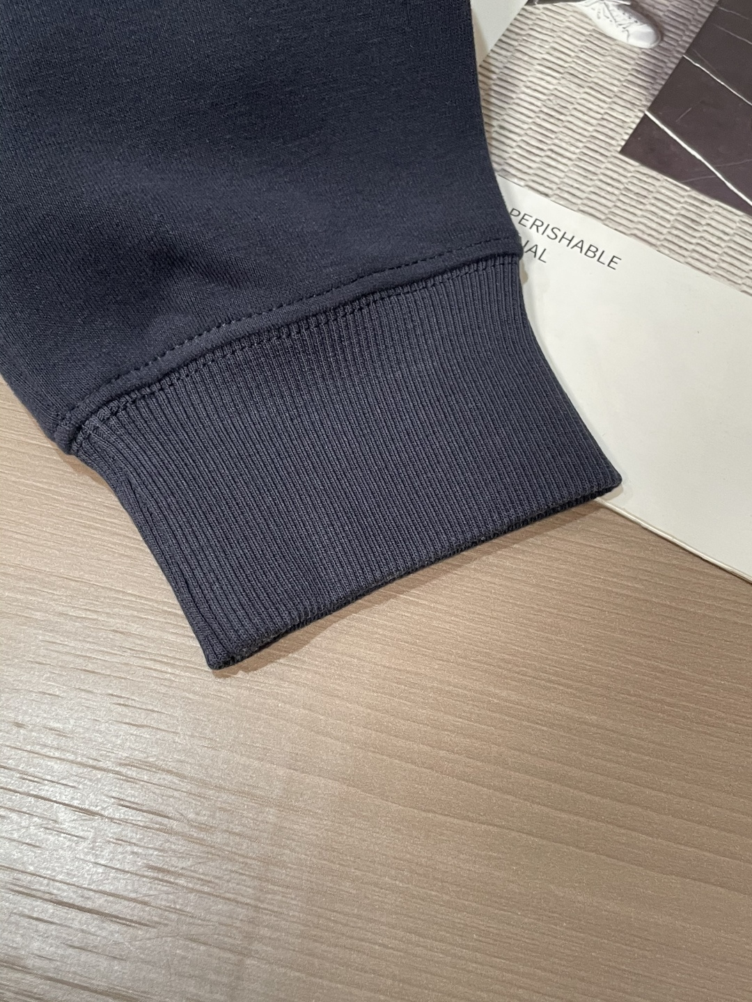 Lv 套头连帽卫衣；经典套头男女同款，简约大气系列单品，低调奢华大气百搭款！卫衣选用客供100%高克重棉