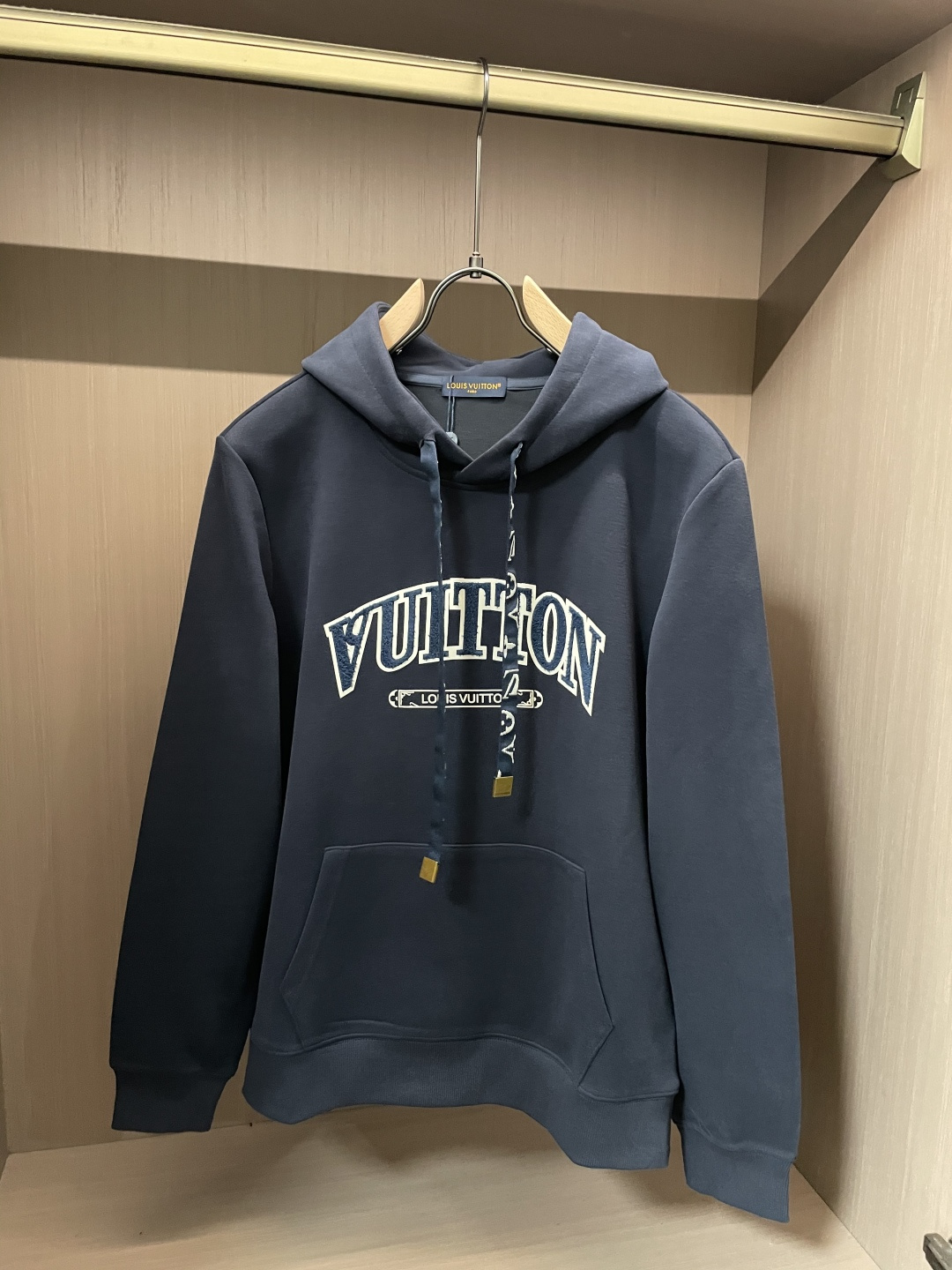 Lv 套头连帽卫衣；经典套头男女同款，简约大气系列单品，低调奢华大气百搭款！卫衣选用客供100%高克重棉