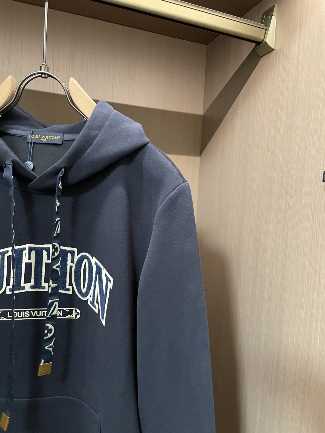 Lv 套头连帽卫衣；经典套头男女同款，简约大气系列单品，低调奢华大气百搭款！卫衣选用客供100%高克重棉