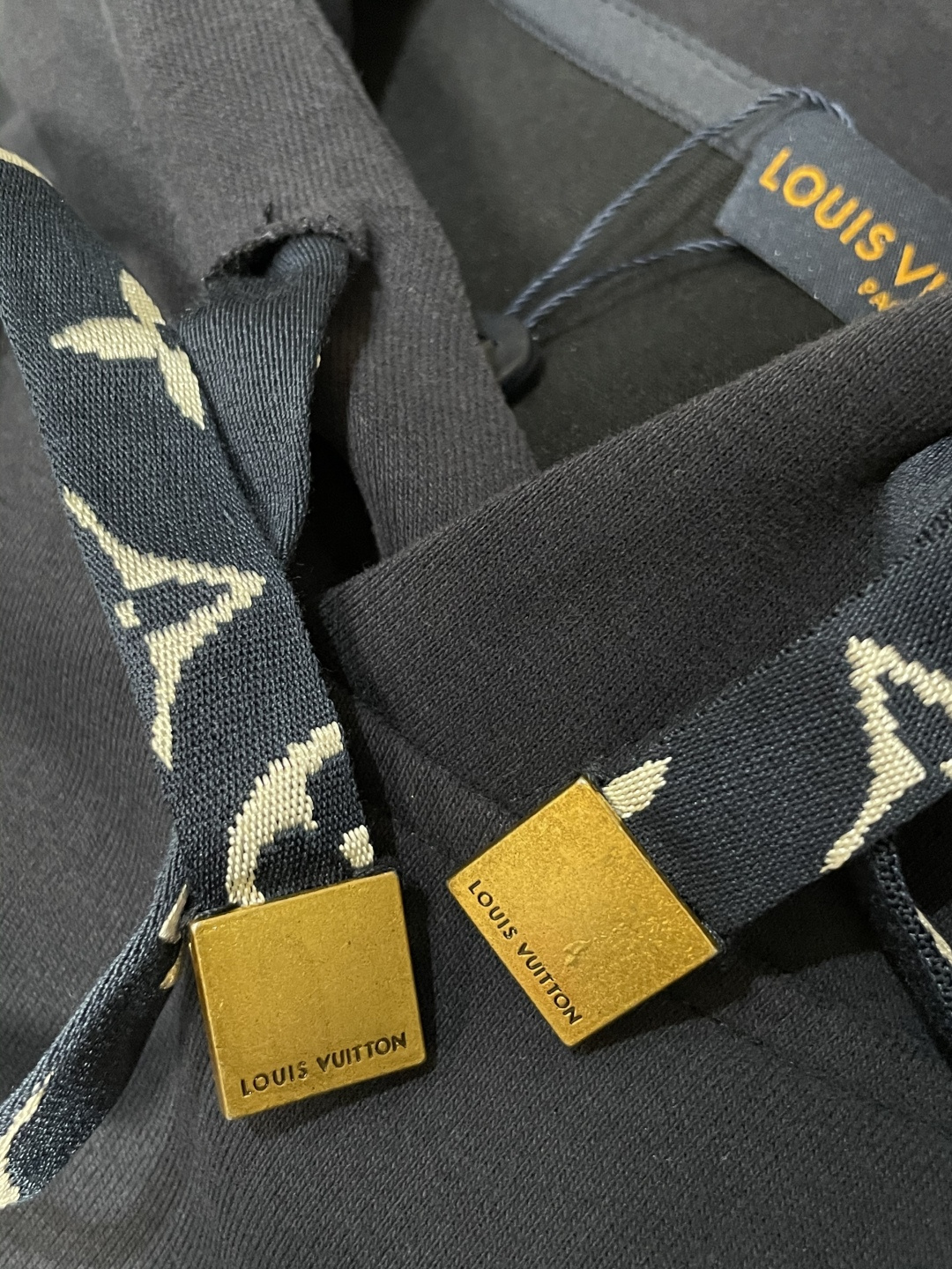 Lv 套头连帽卫衣；经典套头男女同款，简约大气系列单品，低调奢华大气百搭款！卫衣选用客供100%高克重棉