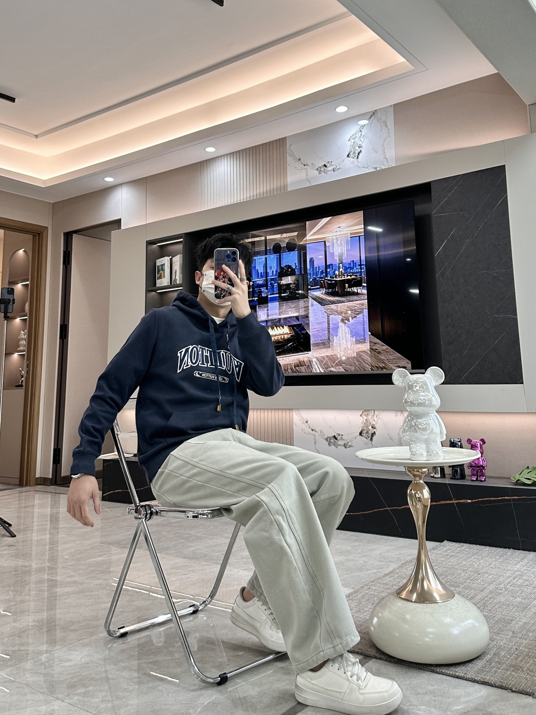 Lv 套头连帽卫衣；经典套头男女同款，简约大气系列单品，低调奢华大气百搭款！卫衣选用客供100%高克重棉