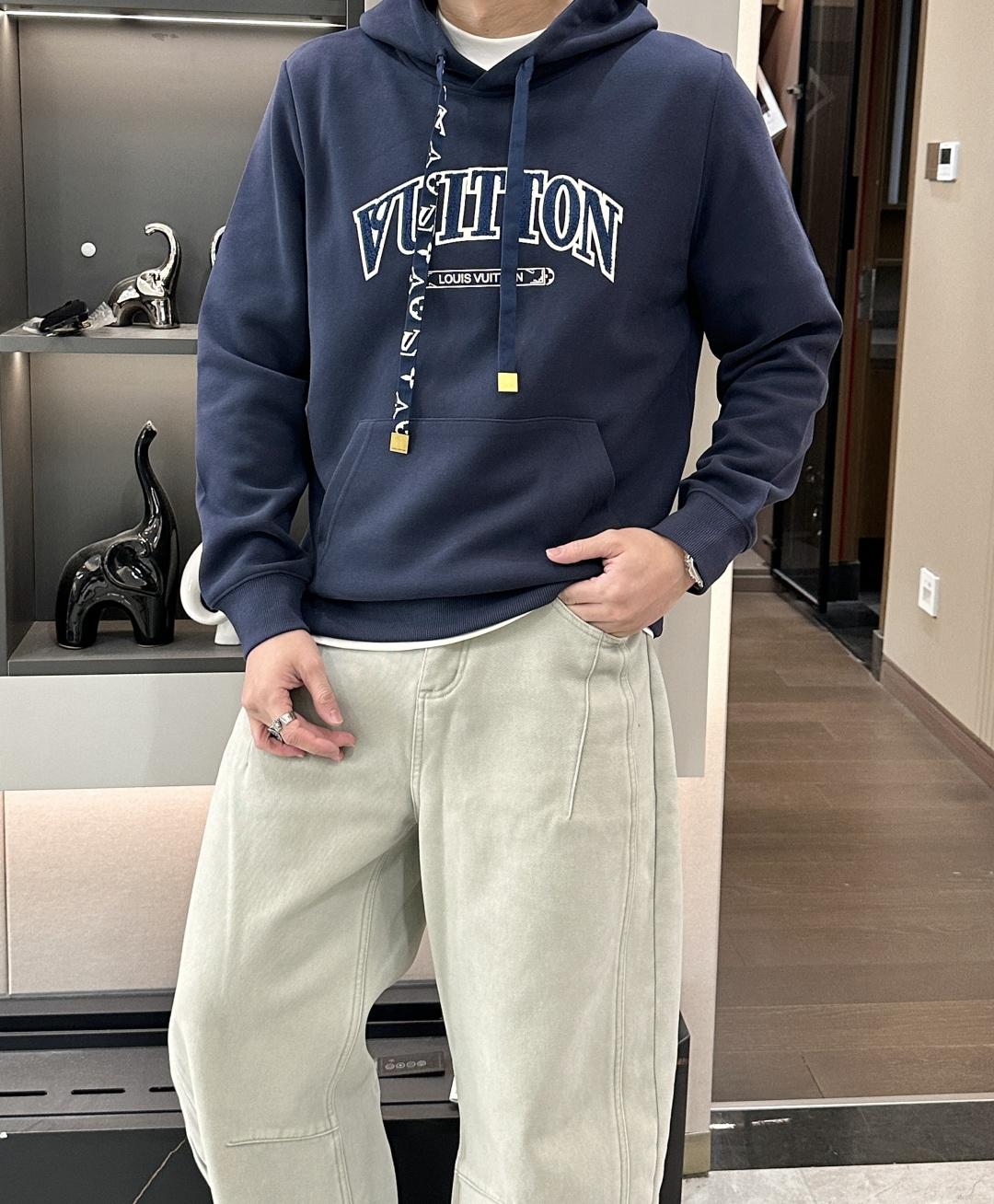 Lv 套头连帽卫衣；经典套头男女同款，简约大气系列单品，低调奢华大气百搭款！卫衣选用客供100%高克重棉