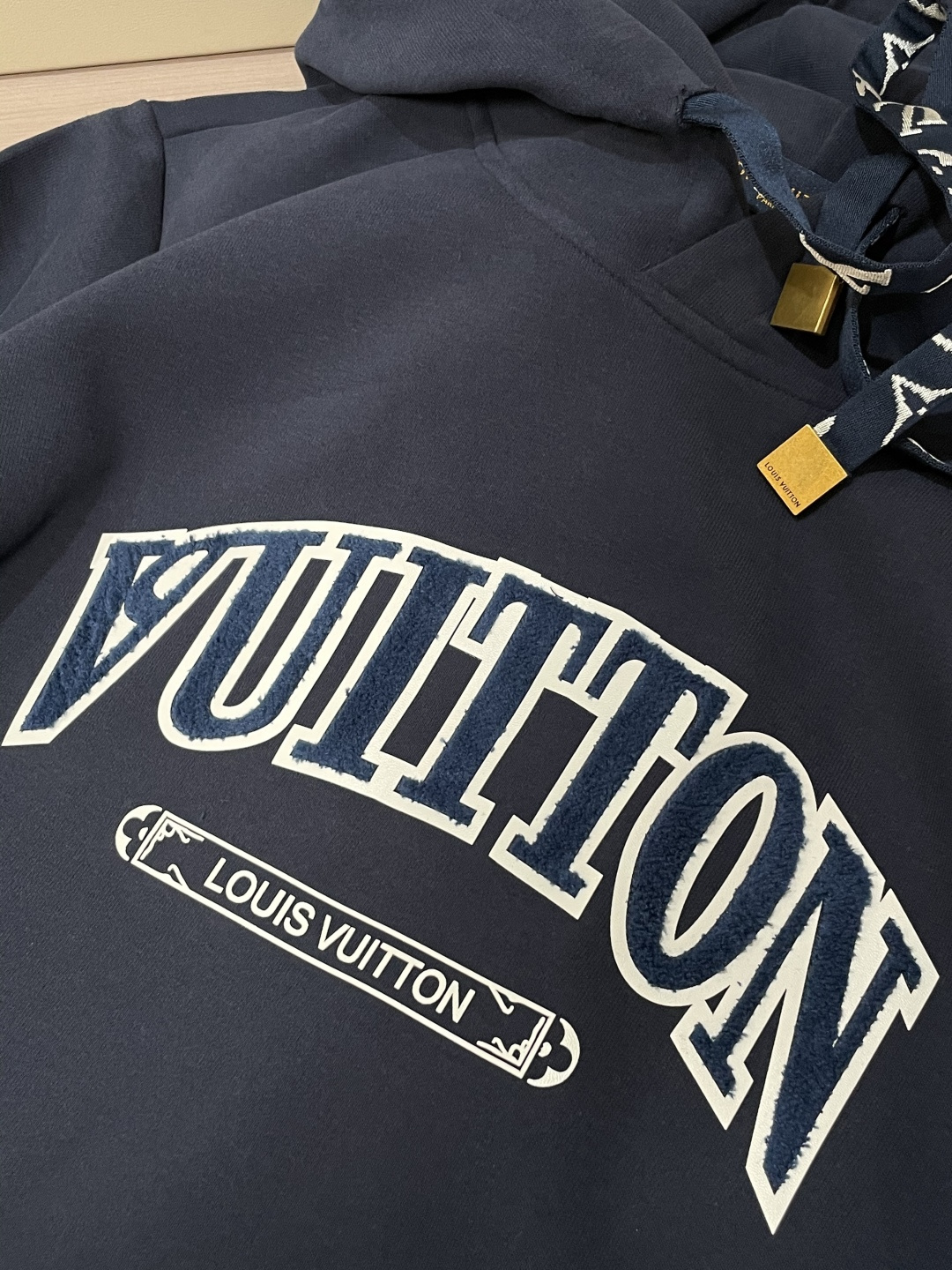 Lv 套头连帽卫衣；经典套头男女同款，简约大气系列单品，低调奢华大气百搭款！卫衣选用客供100%高克重棉