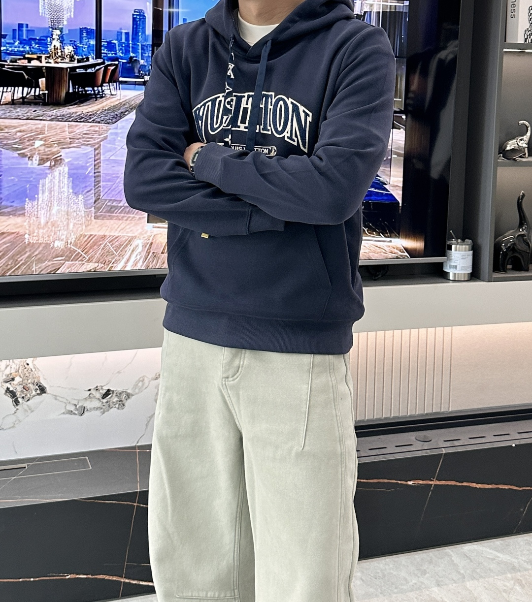 Lv 套头连帽卫衣；经典套头男女同款，简约大气系列单品，低调奢华大气百搭款！卫衣选用客供100%高克重棉