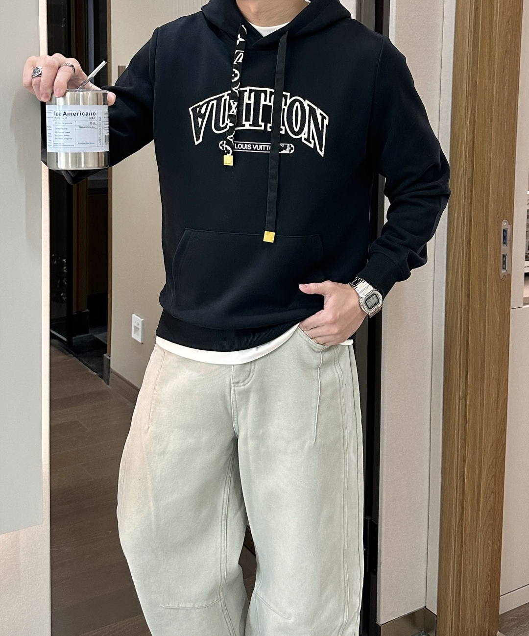 Lv 套头连帽卫衣；经典套头男女同款，简约大气系列单品，低调奢华大气百搭款！卫衣选用客供100%高克重棉