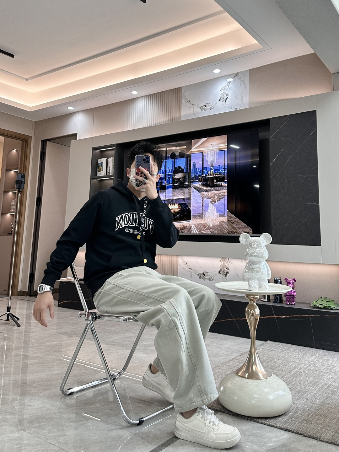 Lv 套头连帽卫衣；经典套头男女同款，简约大气系列单品，低调奢华大气百搭款！卫衣选用客供100%高克重棉