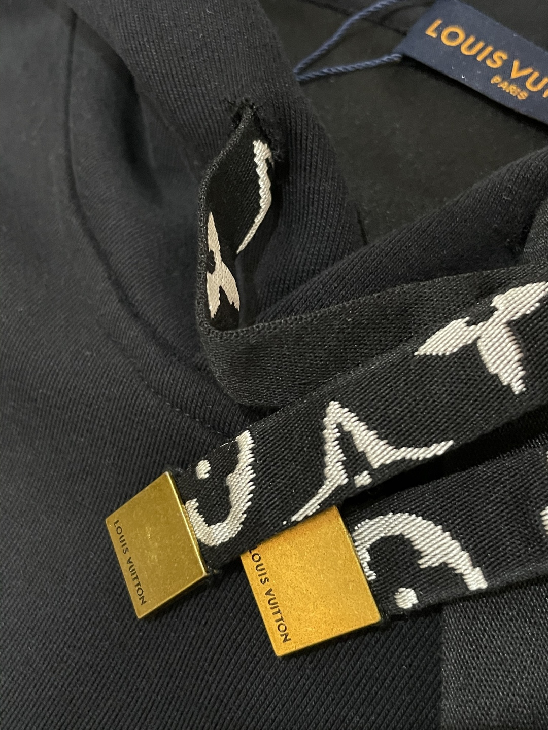 Lv 套头连帽卫衣；经典套头男女同款，简约大气系列单品，低调奢华大气百搭款！卫衣选用客供100%高克重棉