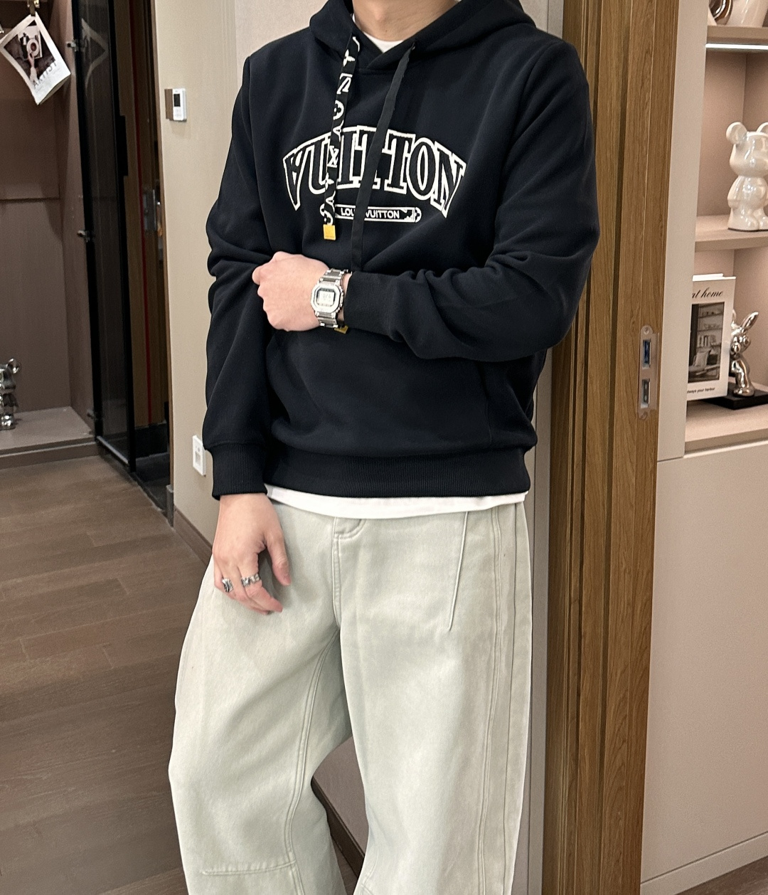 Lv 套头连帽卫衣；经典套头男女同款，简约大气系列单品，低调奢华大气百搭款！卫衣选用客供100%高克重棉