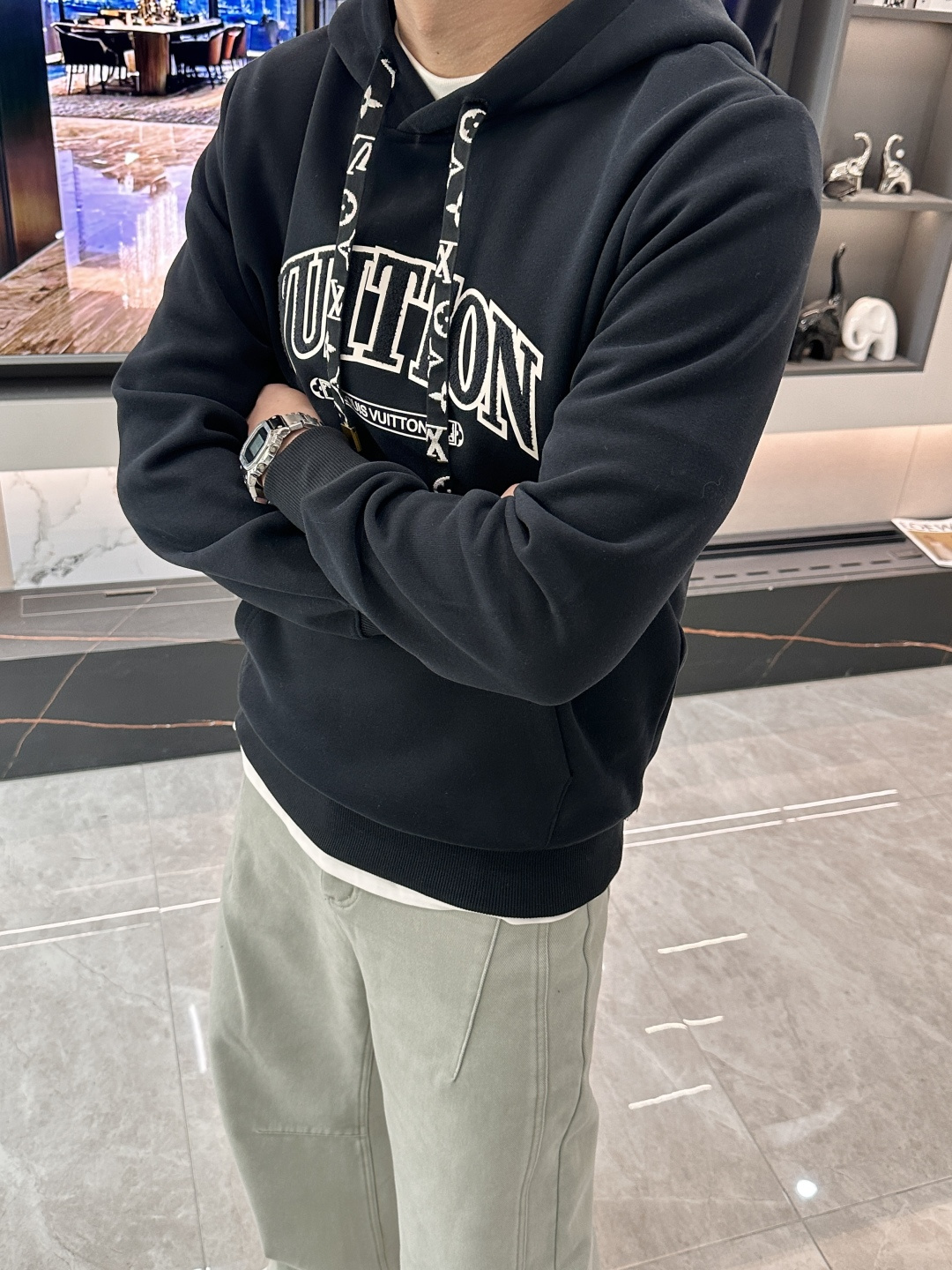 Lv 套头连帽卫衣；经典套头男女同款，简约大气系列单品，低调奢华大气百搭款！卫衣选用客供100%高克重棉